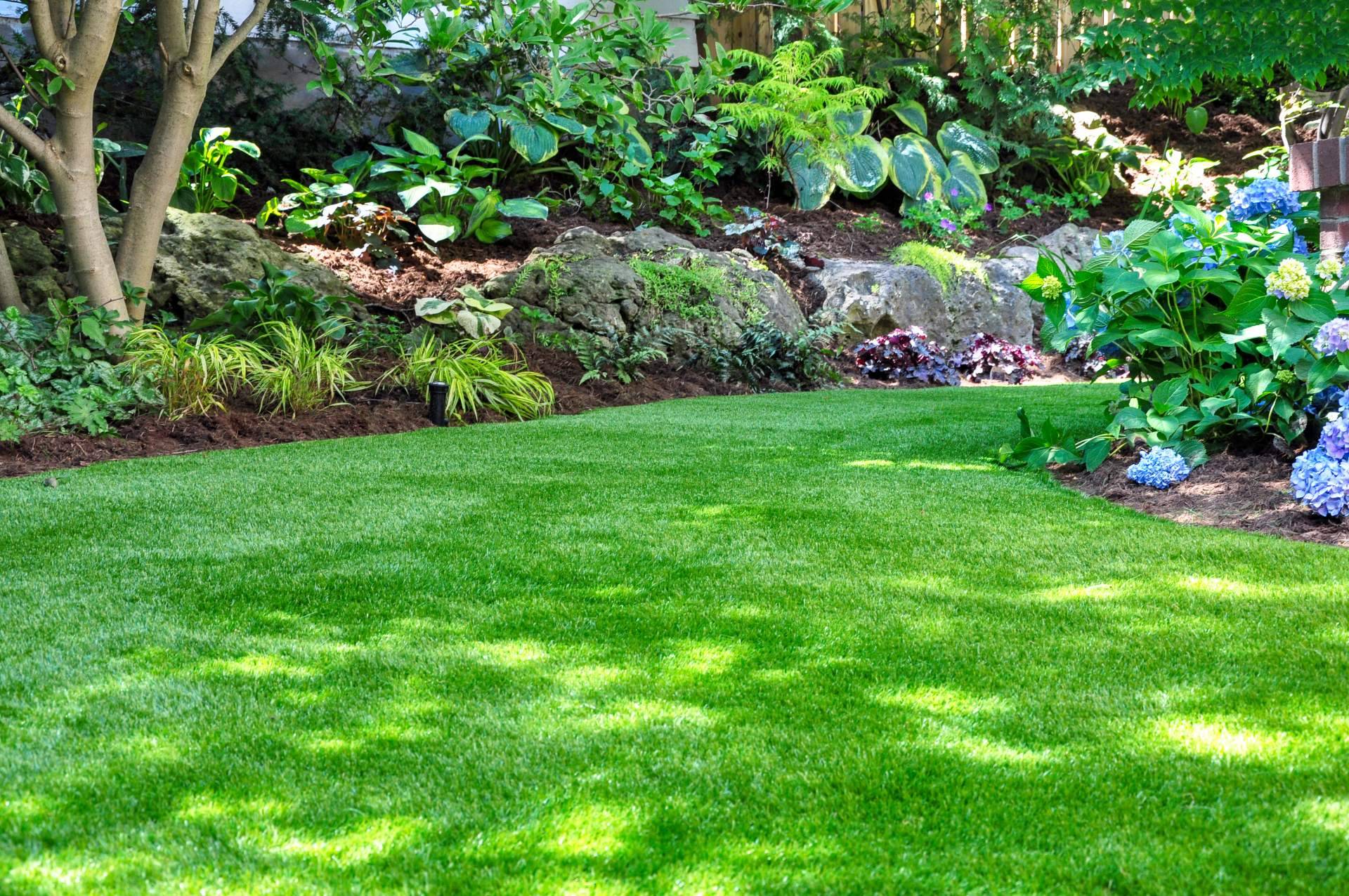 ¡Añadir un toque de color al jardín con césped artificial de colores! rojo, azul, negro, blanco... con JardínVertical.es