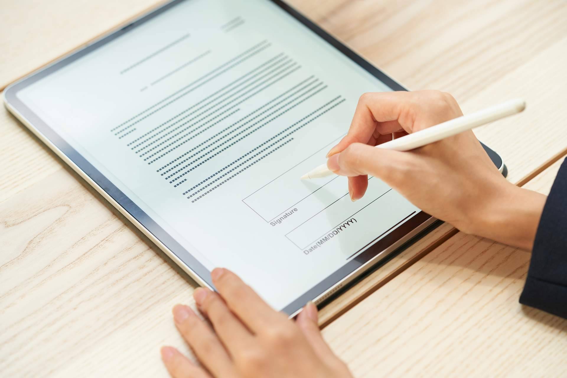 Firmas digitales válidas por SMS y e-mail con AVIVA VOICE