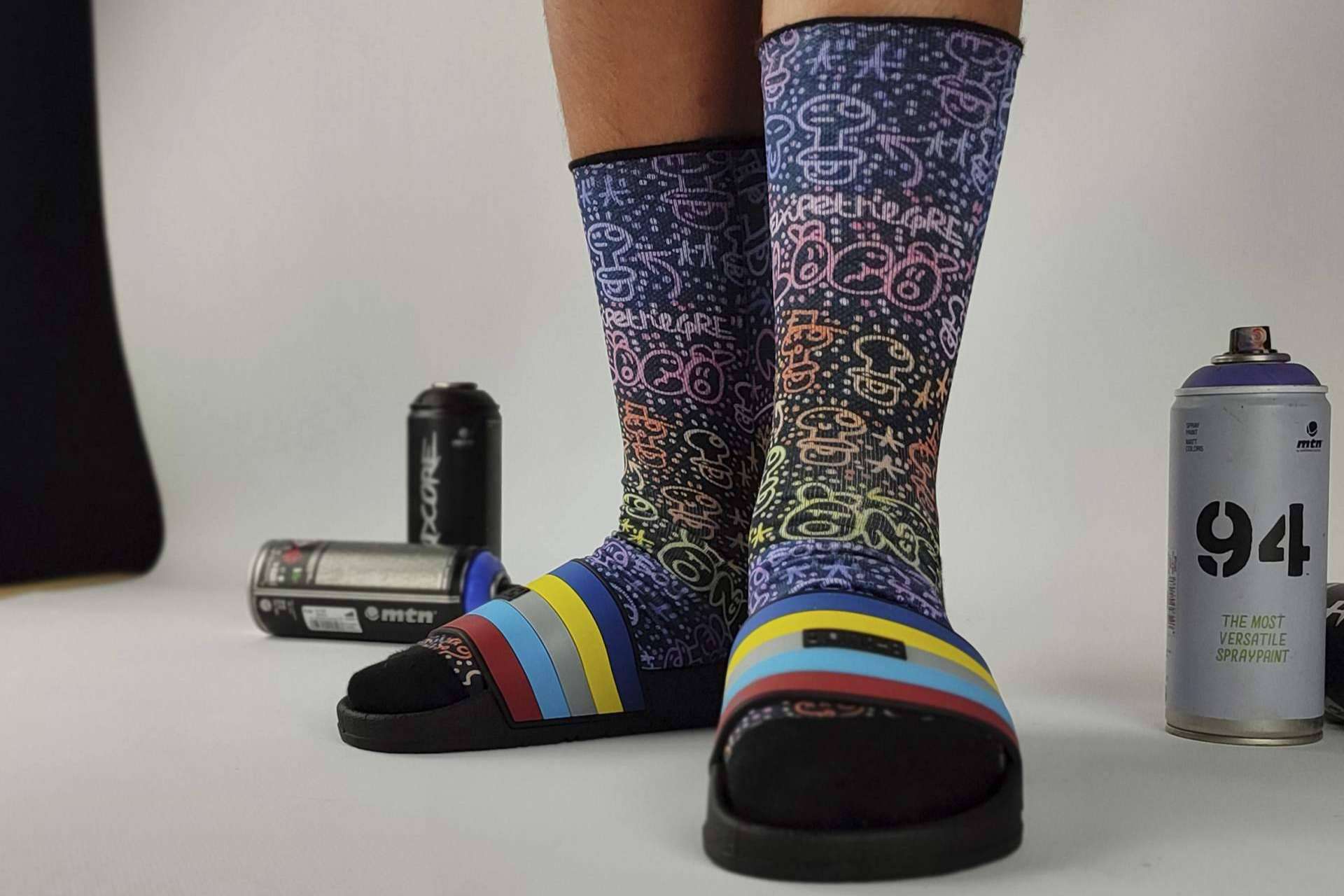ISOKISI permite crear calcetines tie dye únicos