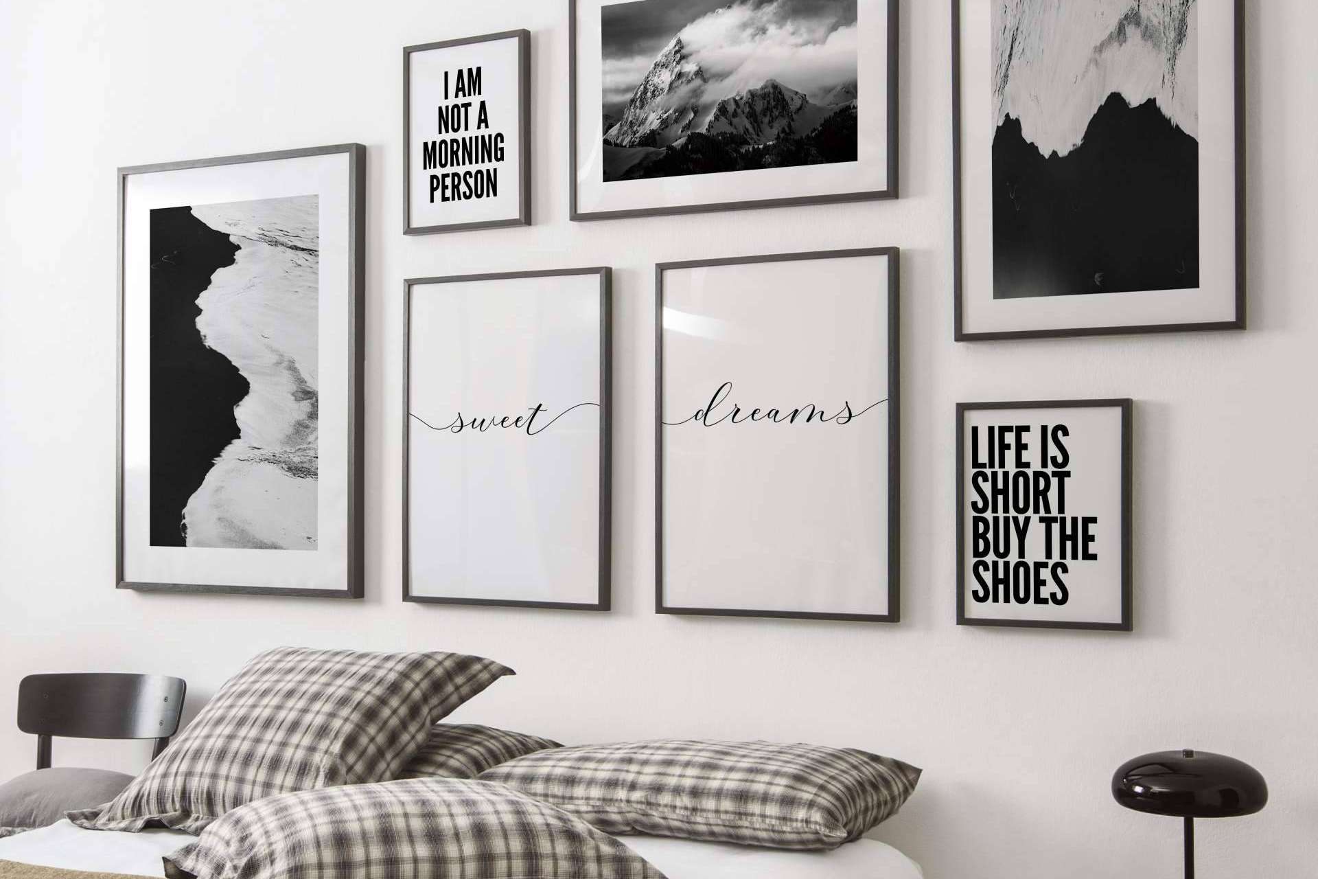 Artesta y sus cuadros en blanco y negro, un clásico que no falla