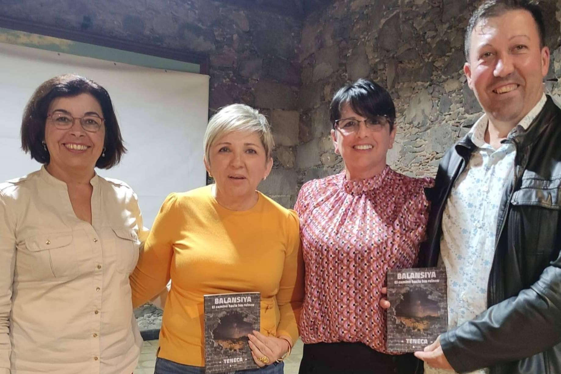 Apuesta por la cultura con la presentación de 'Balansiya, el camino hacia los reinos', de Teneca, en el Ayuntamiento de Buenavista del Norte