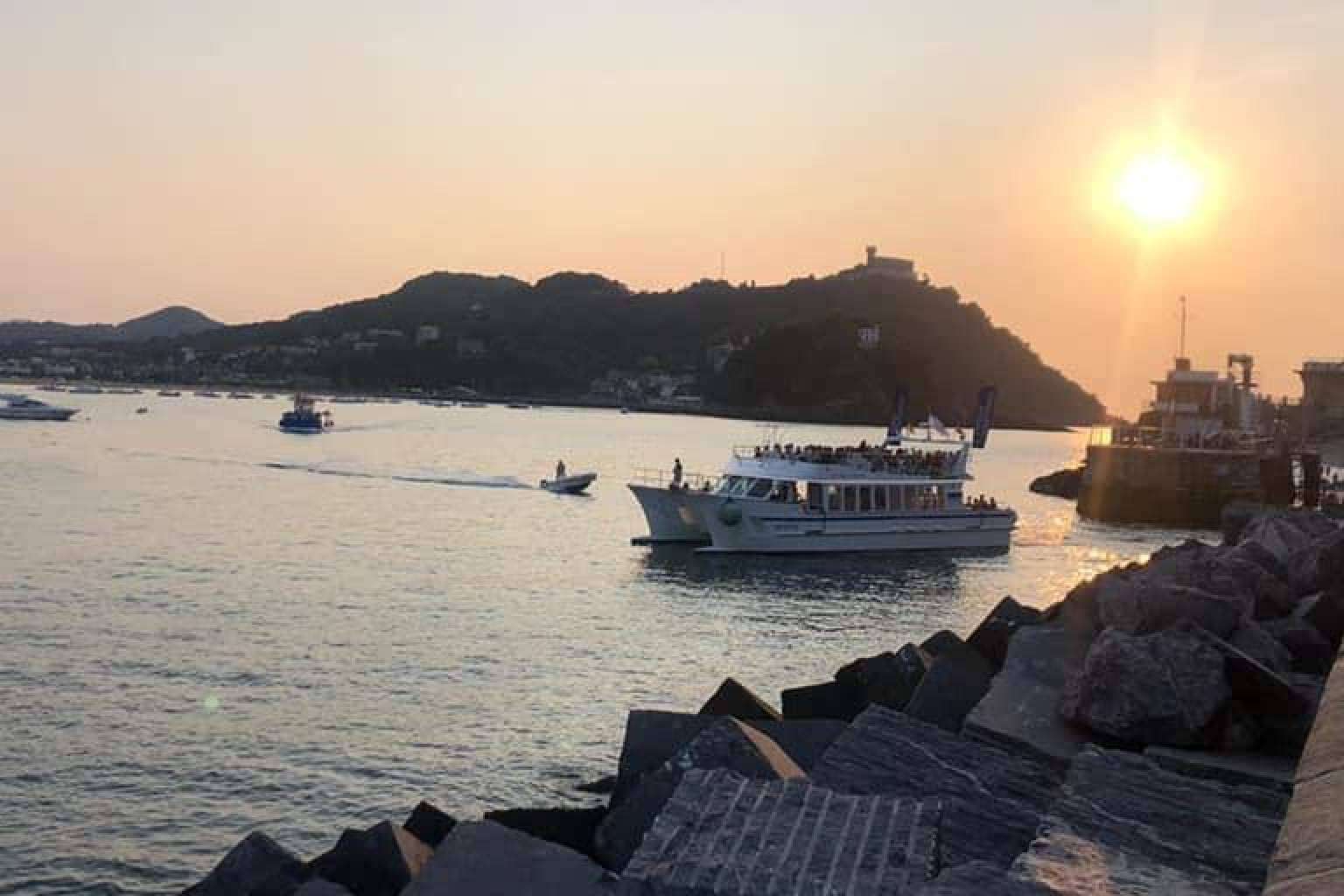 A bordo del catamarán Ciudad San Sebastián es posible disfrutar de paseos mágicos