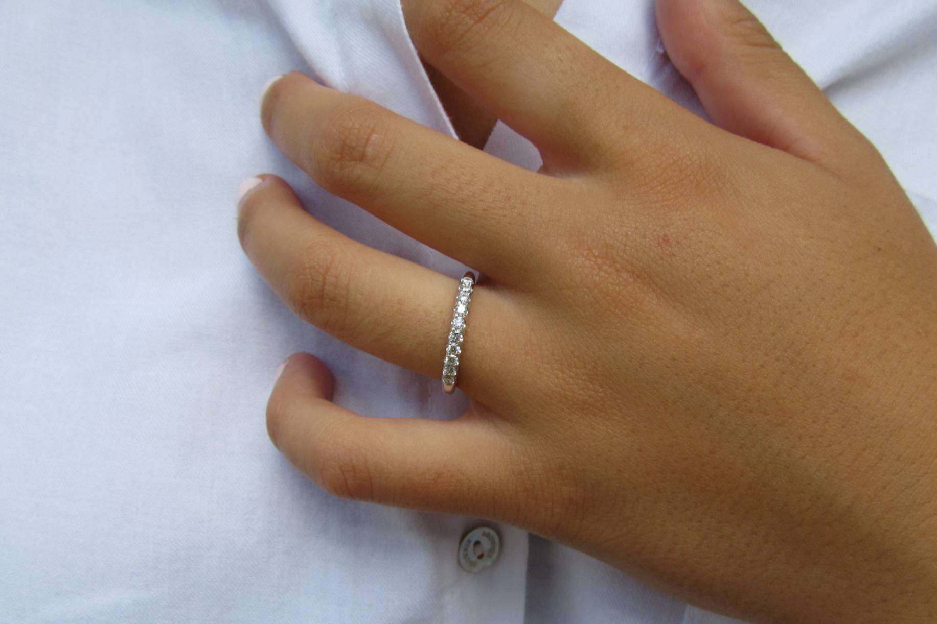 Alianzas para novios con diseños clásicos, vintage y minimalistas en Mimoke