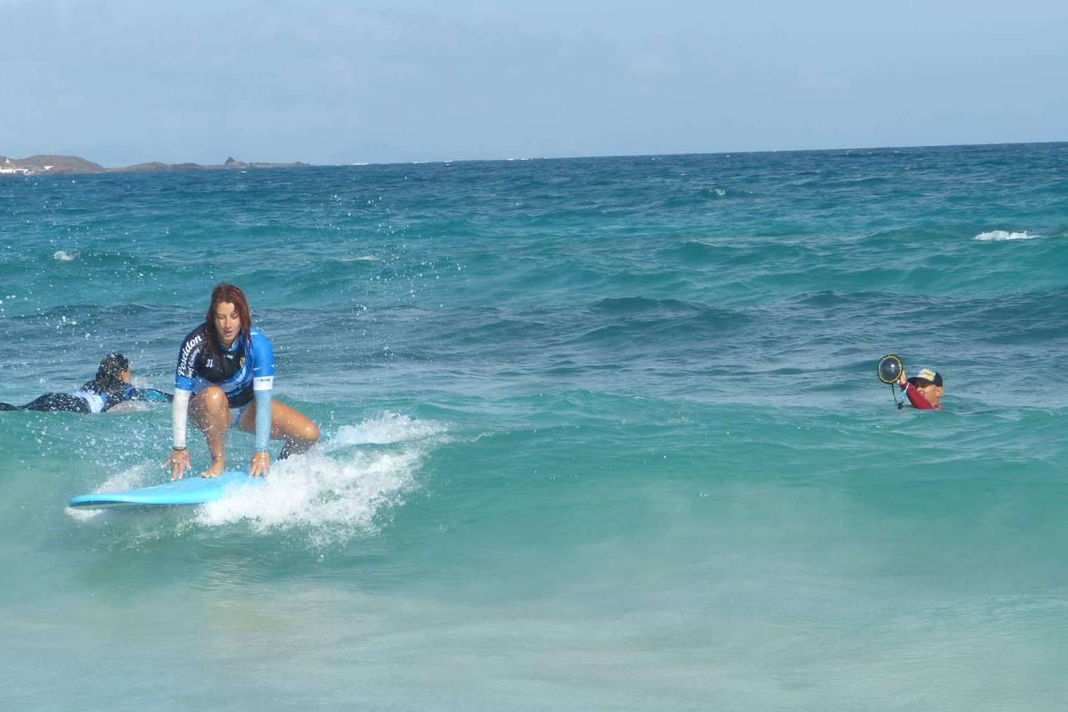 Poseidón Surf Academy recalca la importancia de aprender a surfear en una escuela