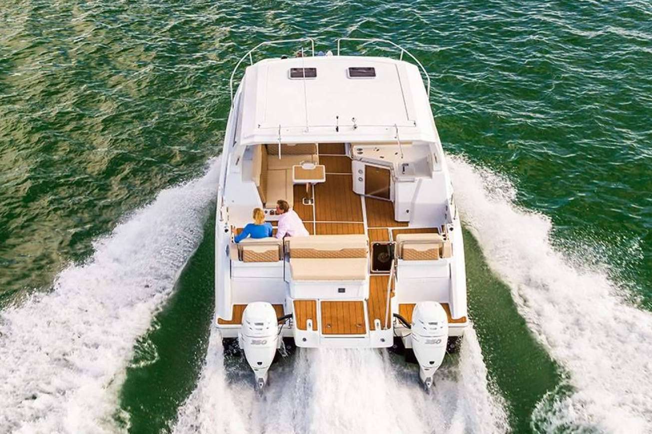 La compañía Nautic Service dispone de catamaranes a motor Aquila