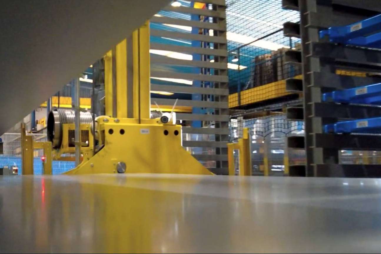 El nuevo robot logístico para aumentar la variedad de productos y la capacidad de almacenaje de Tubos Paris
