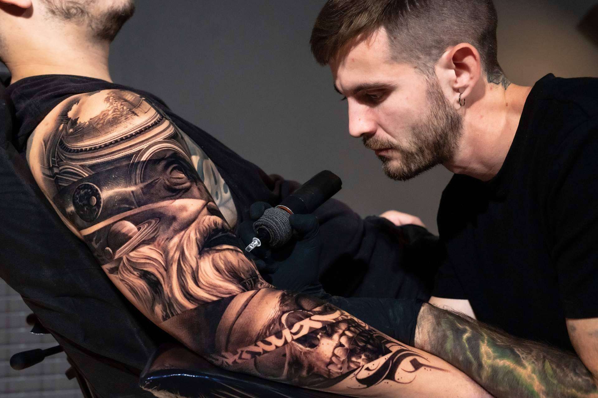 Asistir a cursos tatuaje para ampliar habilidades, con Habbility