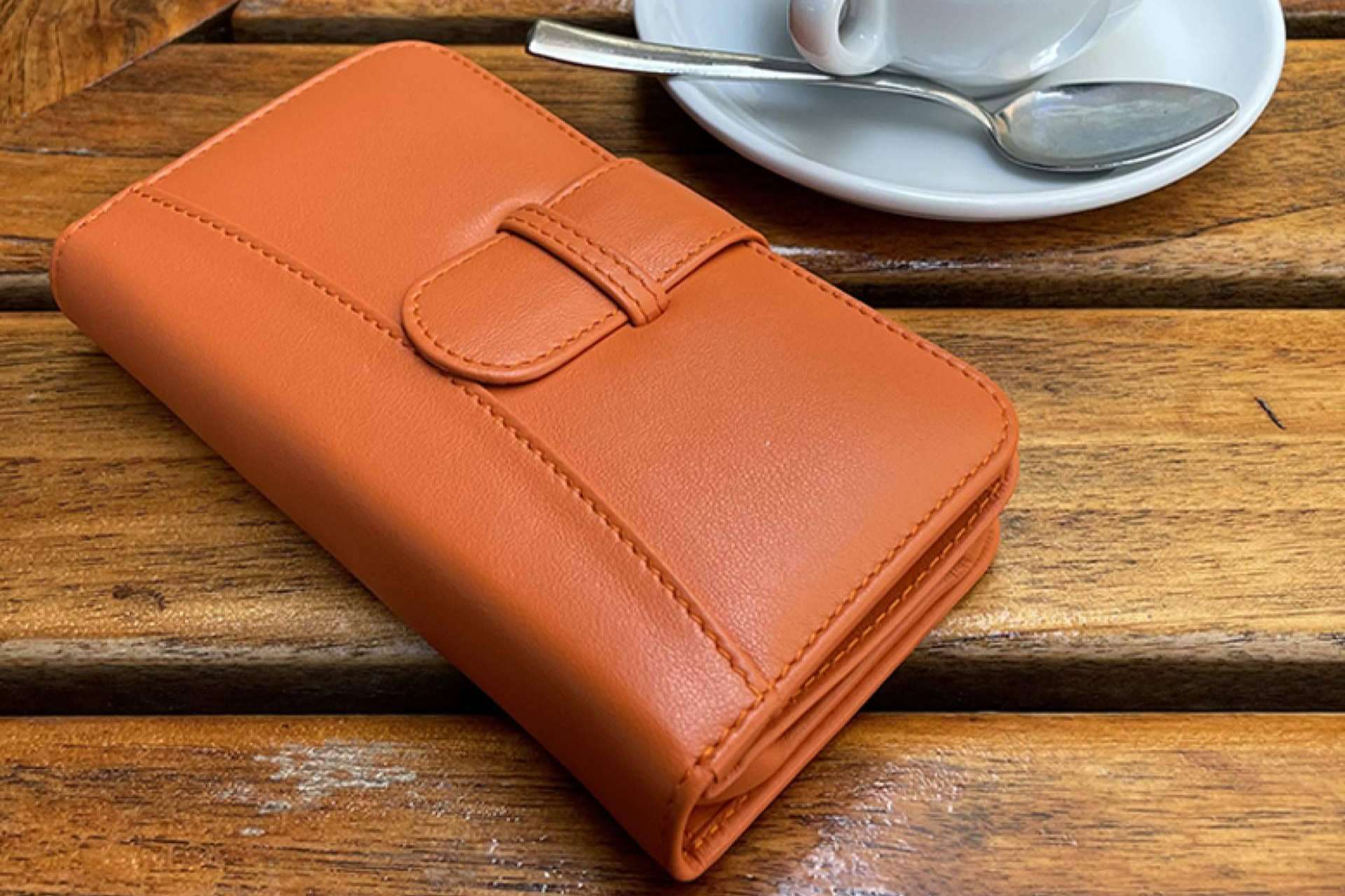 Una cartera de piel porta móvil cómoda, versátil y práctica, Walletmagnum de Piel Frama