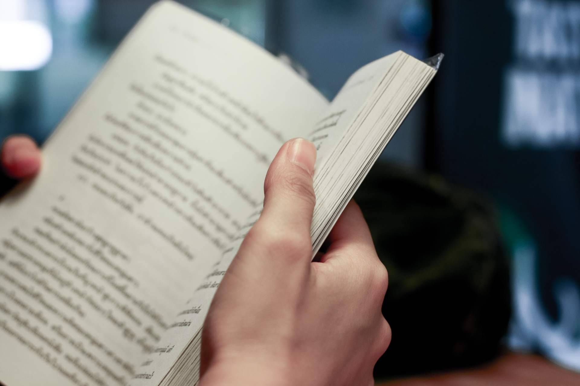 El libro de Javier Ramos que revela los secretos de las leyes del universo, El Mago