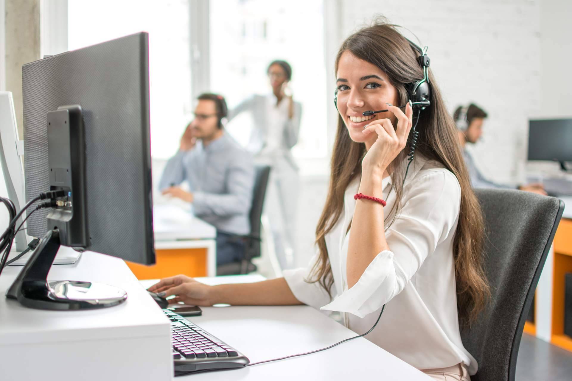 Mejorar la atención de un contact center mediante inteligencia artificial gracias a indigitall