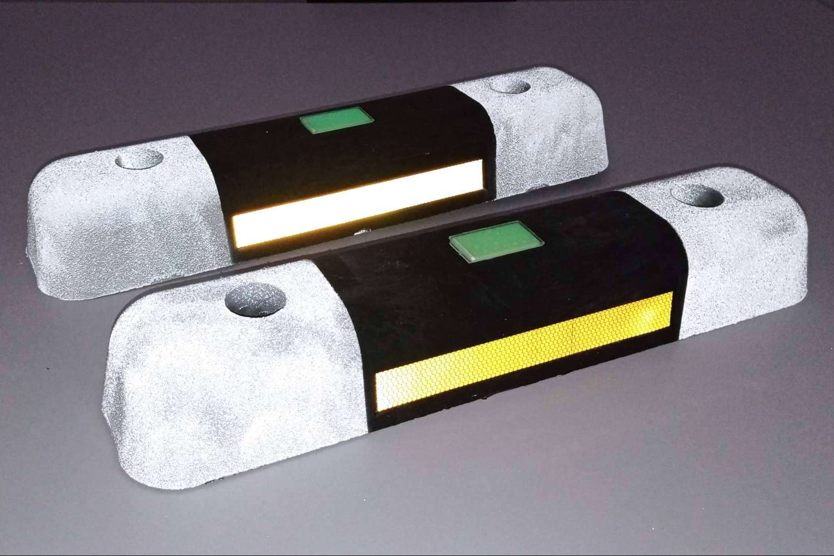 Seguridad y visibilidad, el separador de carril bici fotoluminiscente y reflectante de Abadecom