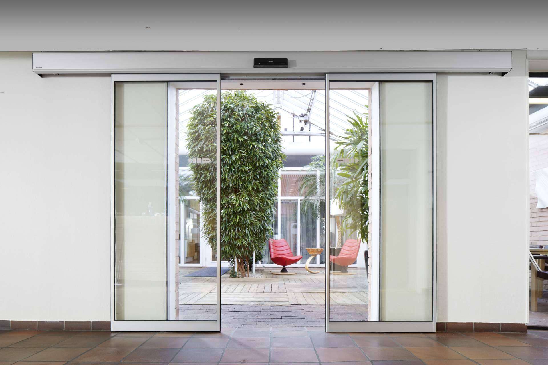 Automatización, mantenimiento y modernización de puertas en edificios para garantizar un mayor ahorro energético de la mano de ASSA ABLOY