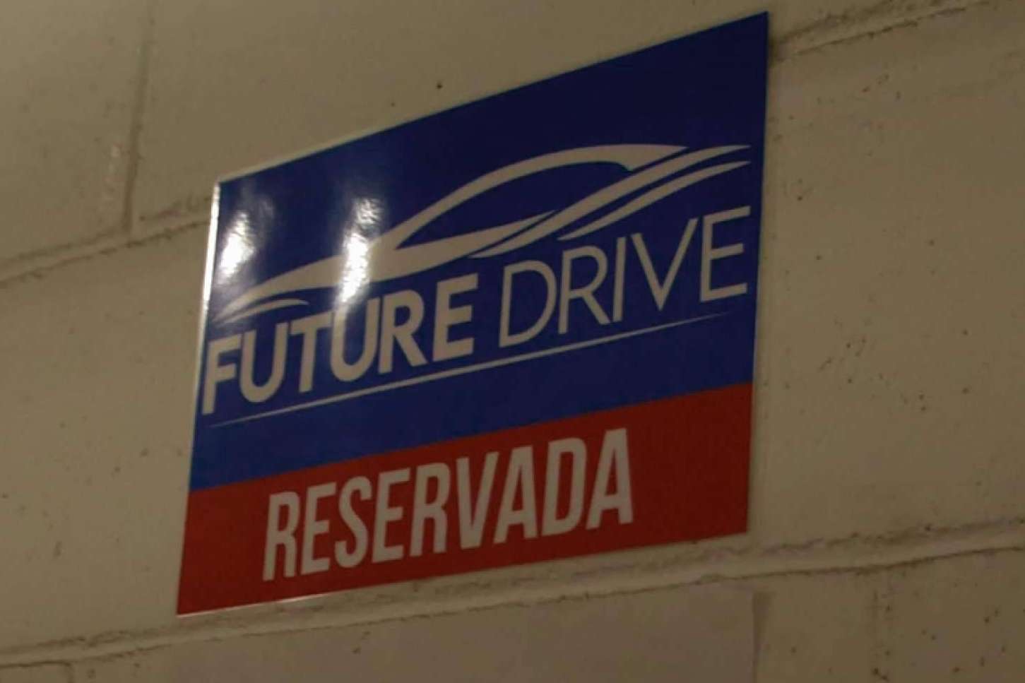 Future Drive es una empresa de conducción eléctrica premium con flota Tesla que está revolucionando el mercado