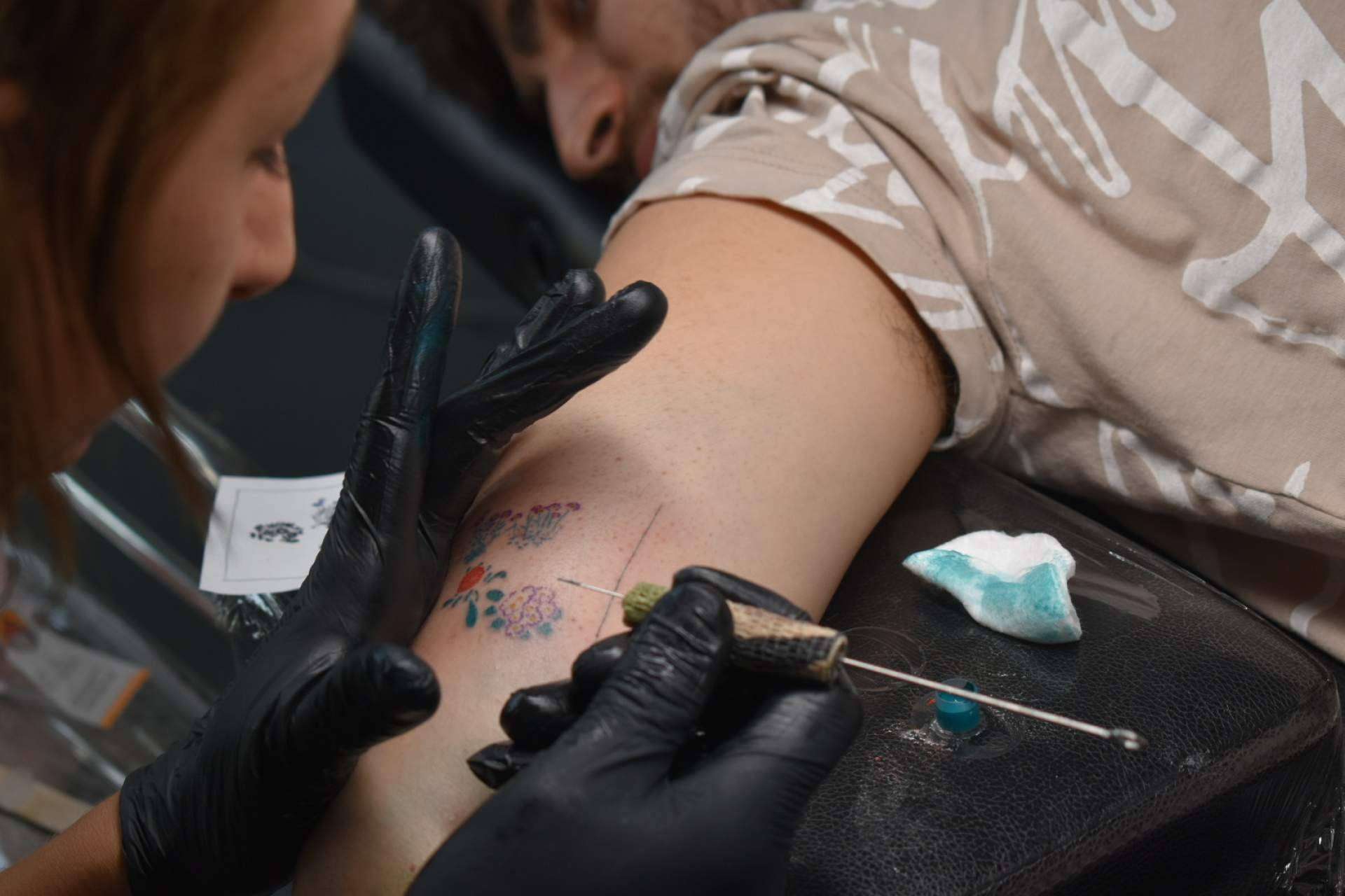 ¿Cómo aprender a hacer handpoke?, los cursos de Wanda Tatua