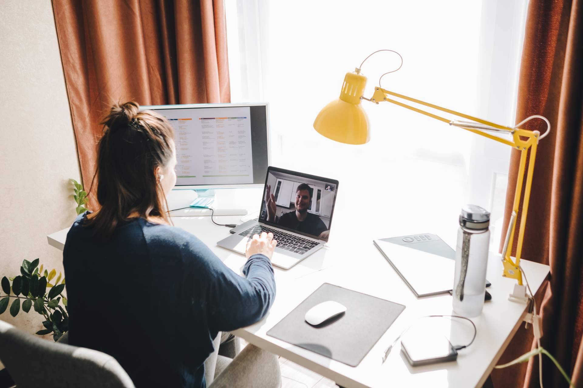 ¿Cómo gestionar los tiempos de trabajo en entornos híbridos?, con Softmachine