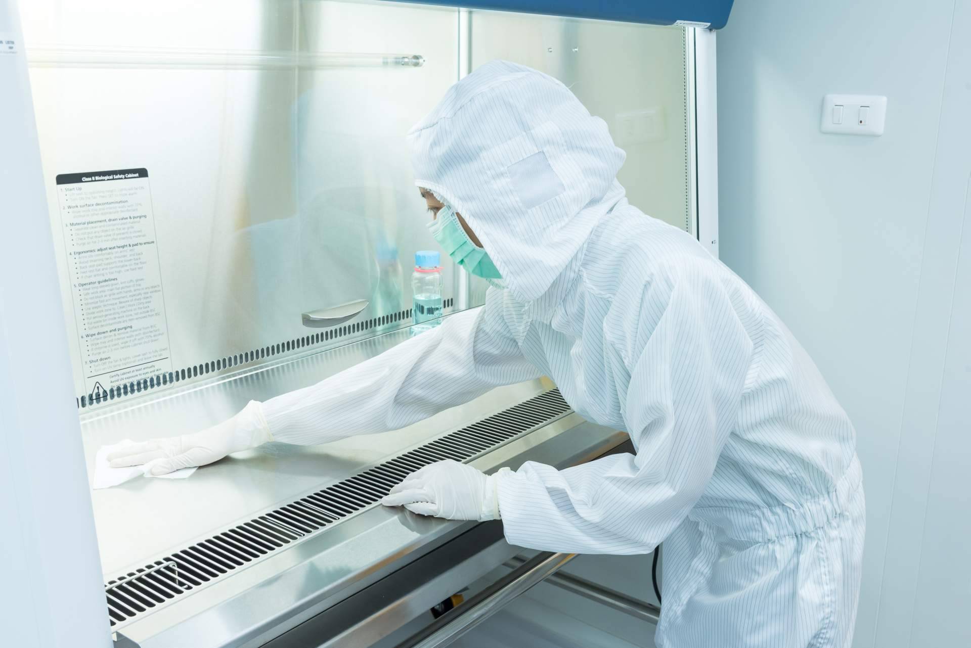 ¿Cuál es el papel de las salas blancas para minimizar la generación de partículas y contaminantes en el sector farmacológico?