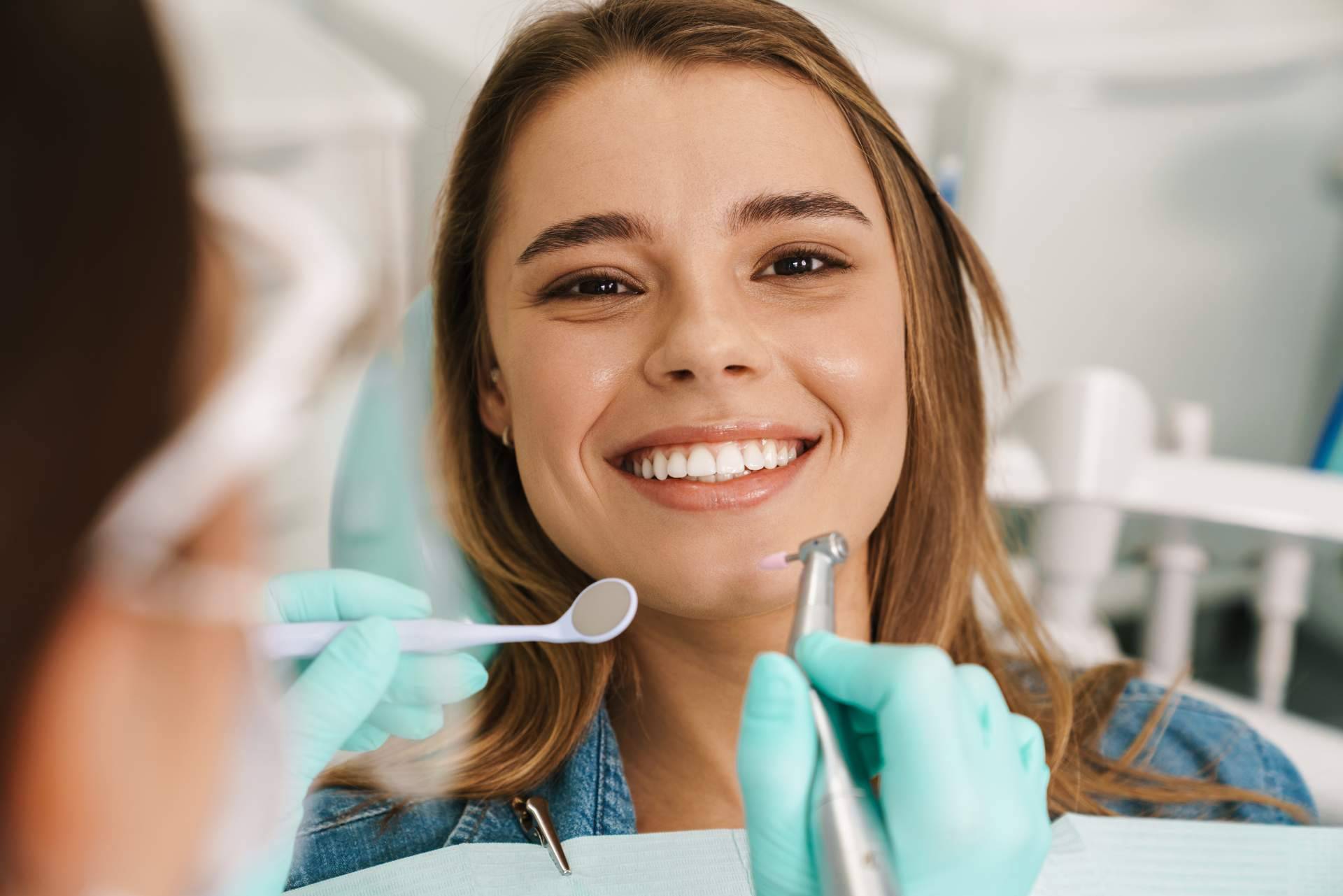 Una sonrisa radiante con el innovador tratamiento de Diseño de Sonrisa. ¡Listo para la boda!