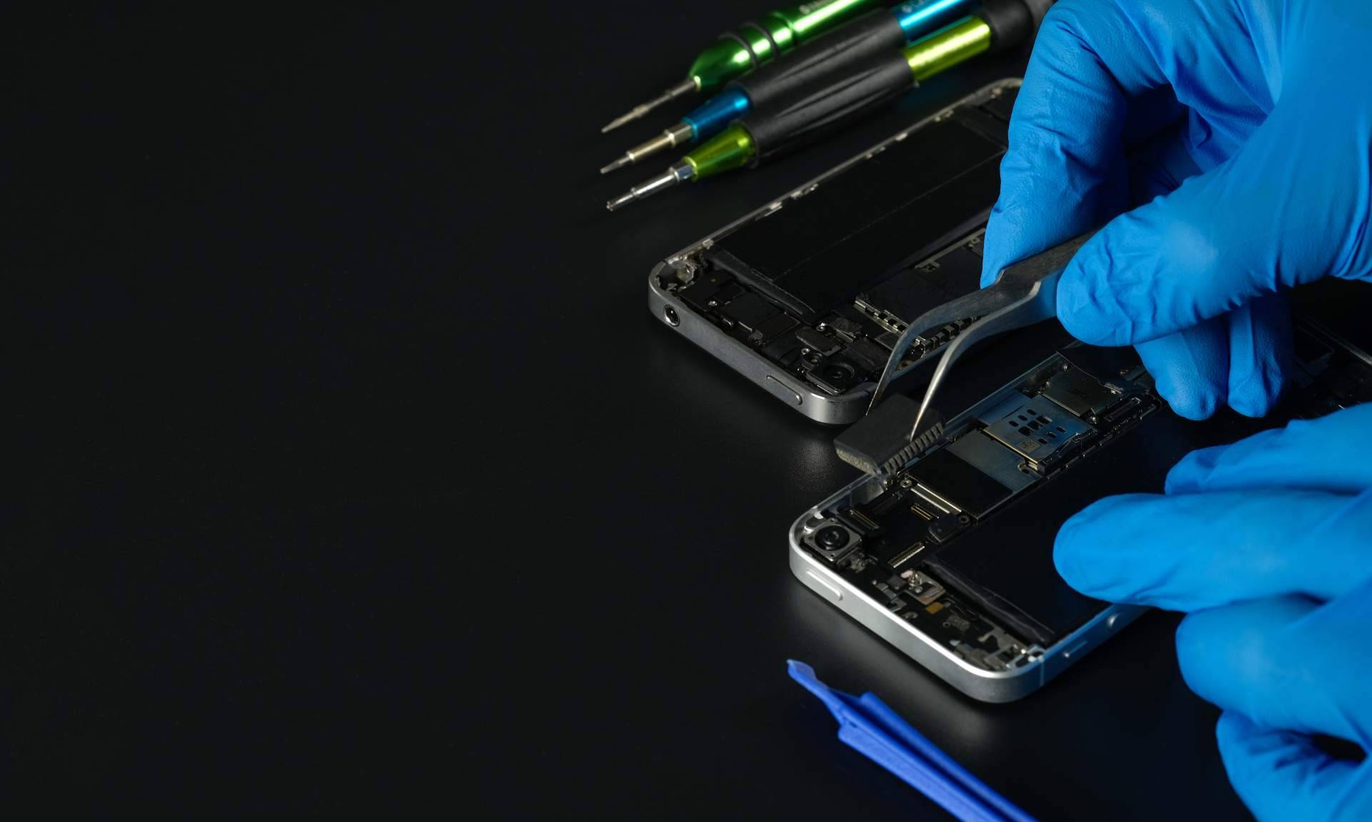 Reparación de placa base de iPhone mojado, en Mundo del Móvil