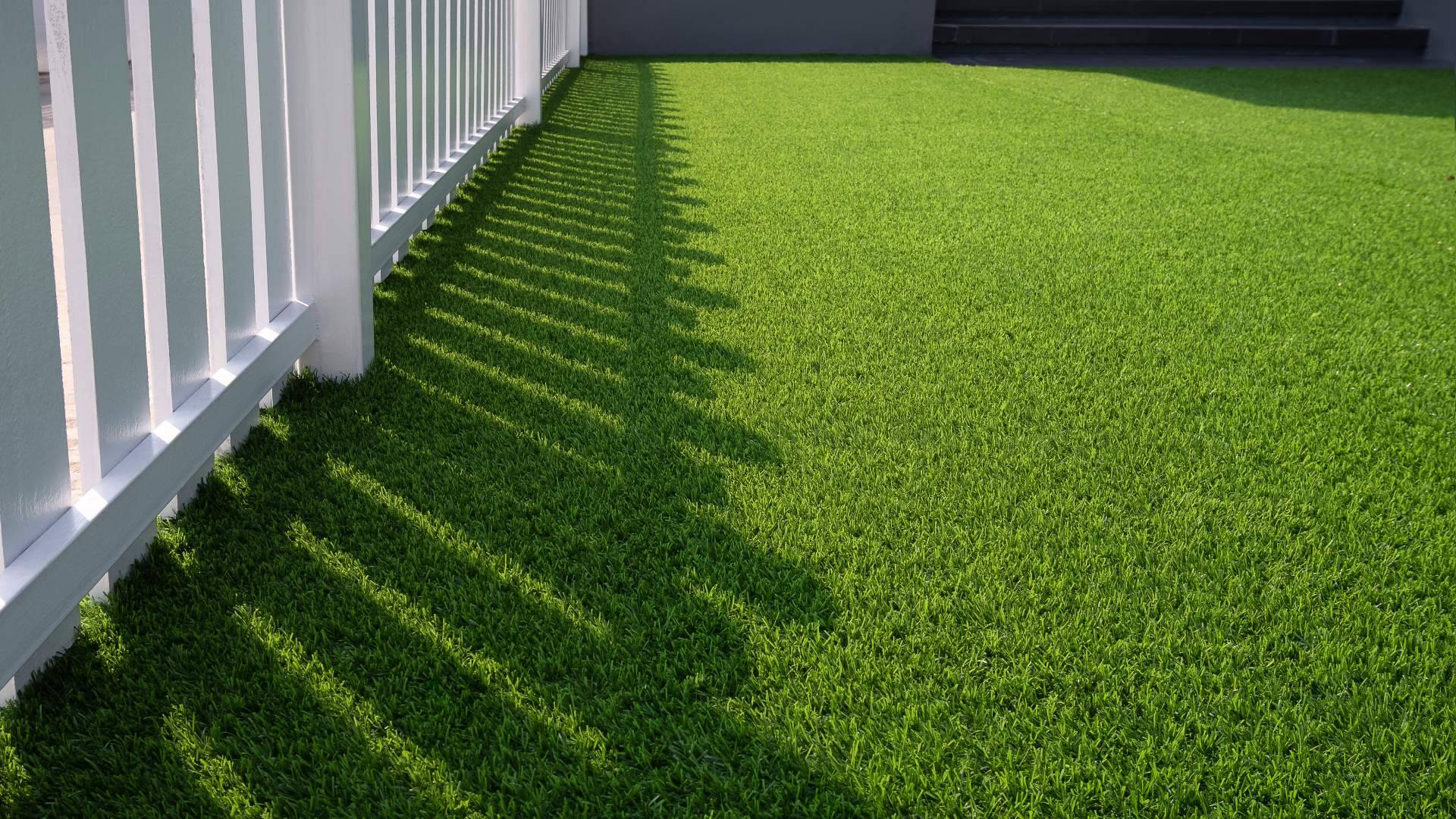 Con el césped artificial para piscinas de JardinVertical.es es posible disfrutar del verano al máximo