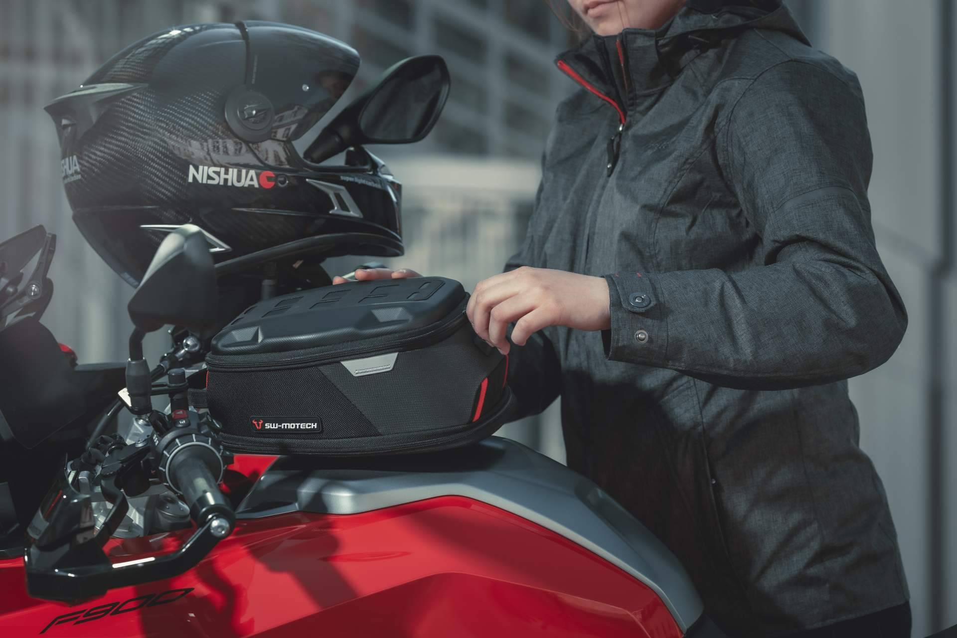 Productos que permiten llevar equipaje en una moto de manera funcional y segura en SW-MOTECH
