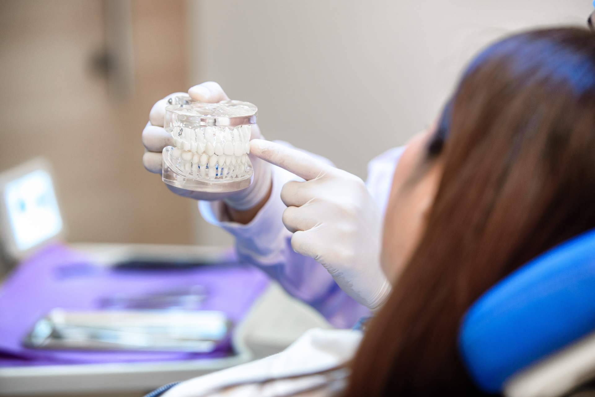 Las ventajas de realizarse tratamientos de estética dental en verano, por Clínica Dental Delgado