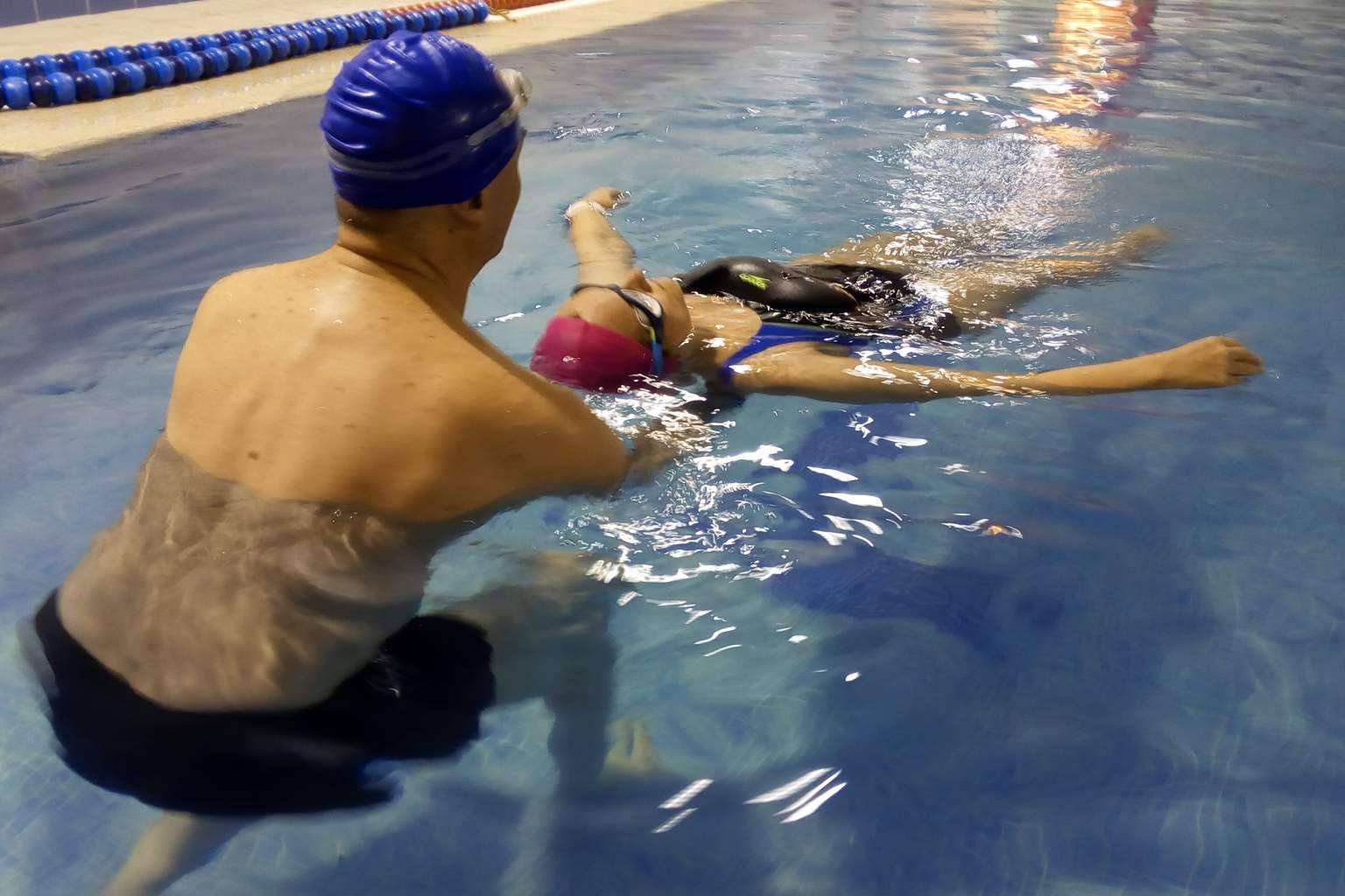 Nadar Sin Miedo ayuda a aquellas personas que saben nadar pero tienen miedo a hacerlo en zona profunda porque no saben flotar de pie