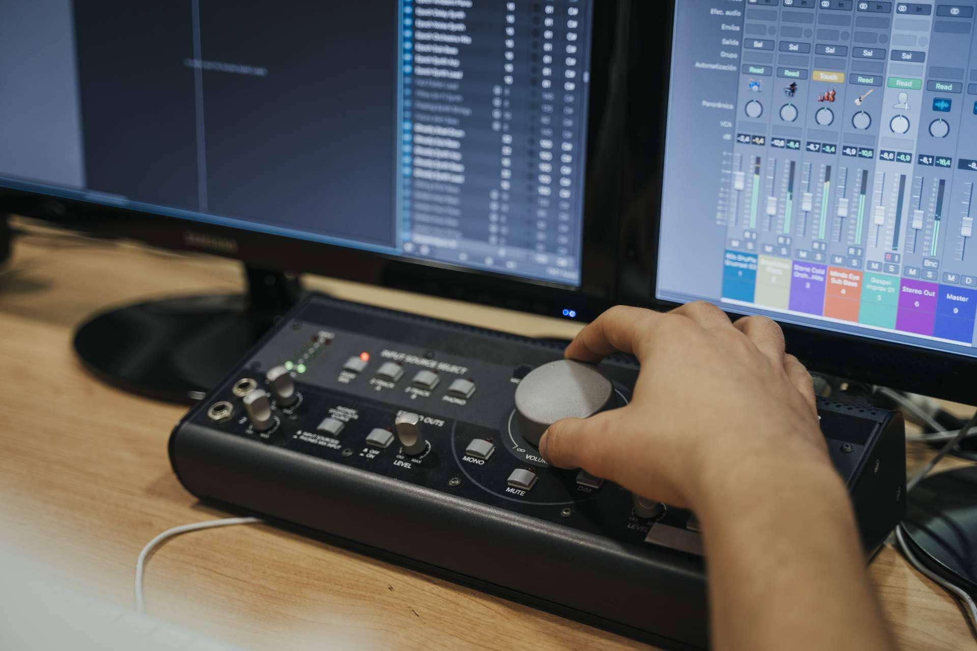 Especializarse en producción musical con profesores expertos e instalaciones únicas en Eumes