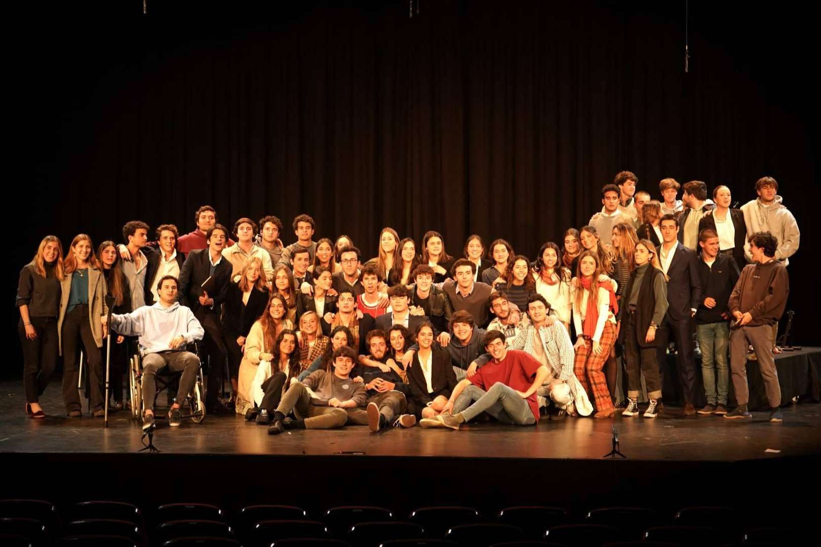 Explorar temas relevantes y reflexionar sobre la sociedad y la cultura con el teatro universitario
