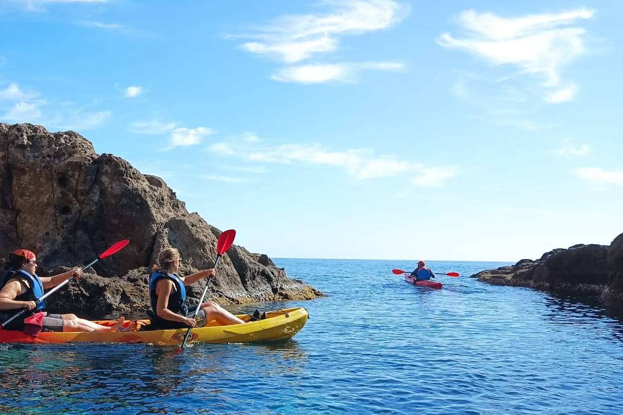KayakSur se posiciona como uno de los líderes en rutas en kayak y snorkel en Cabo de Gata