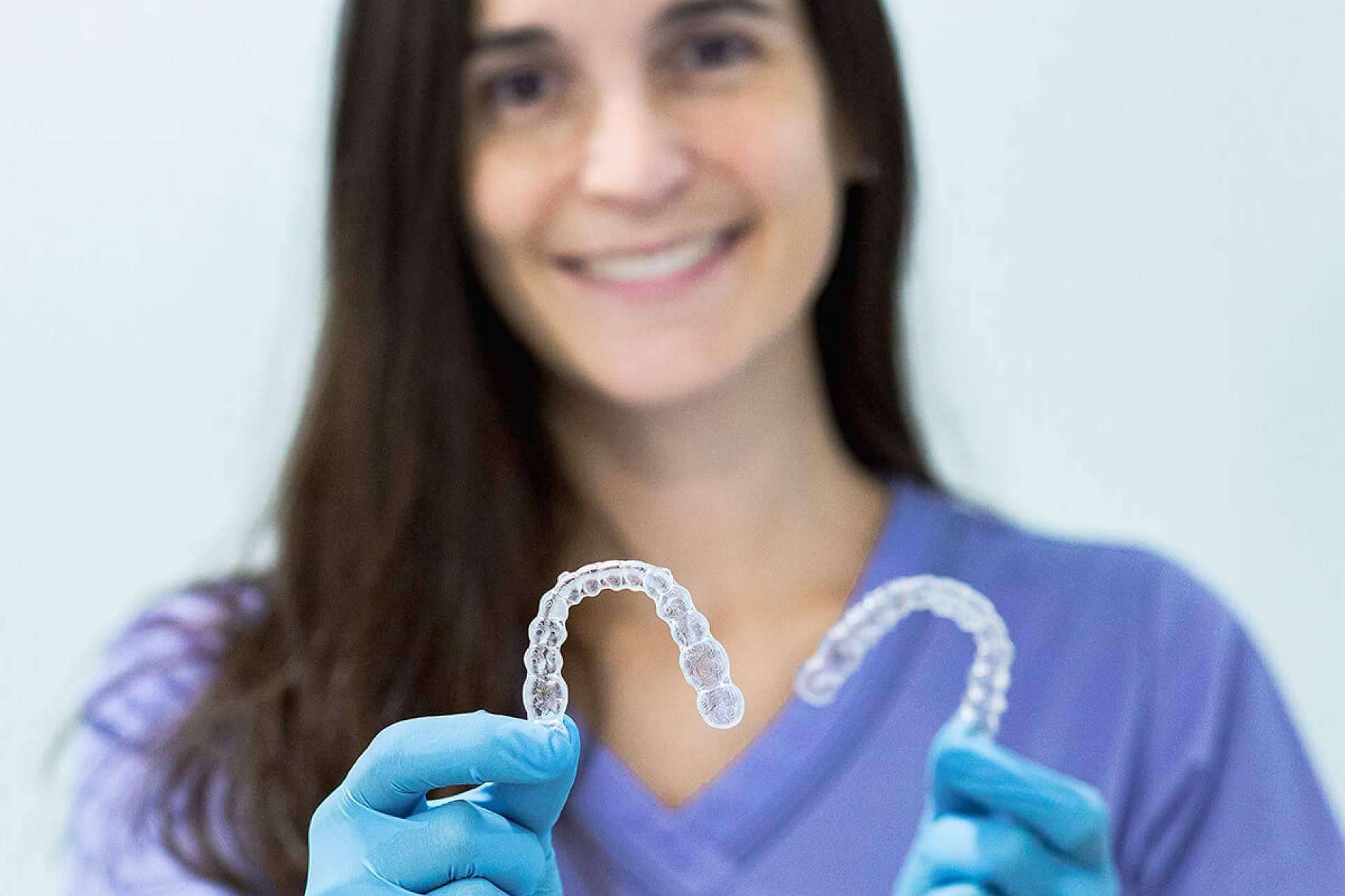 En la Clínica Dental Dentinos, ¿qué tipos de prótesis dentales son recomendados?
