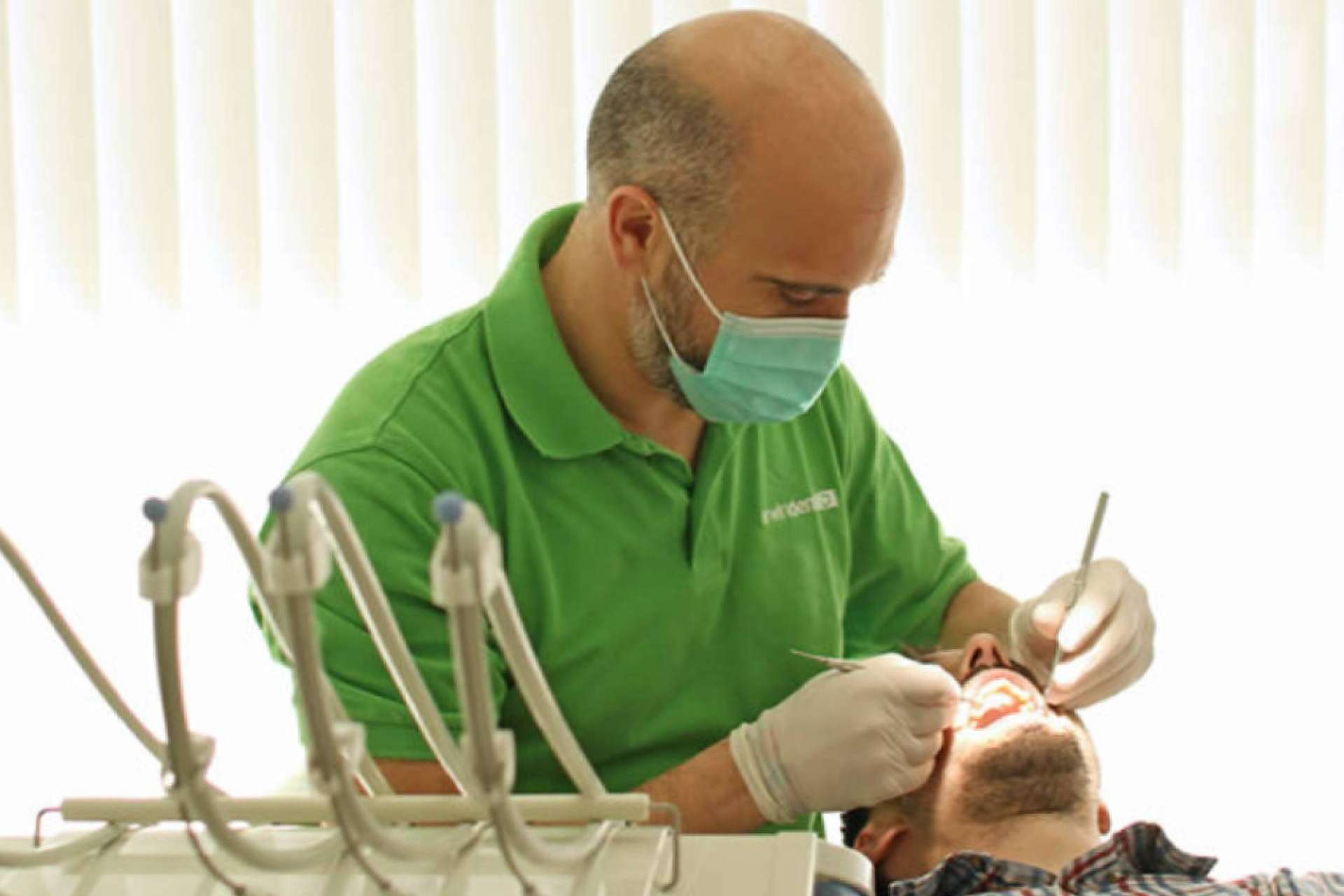 Entrevista al doctor Erwin Arosa, director clínico de Erwindental