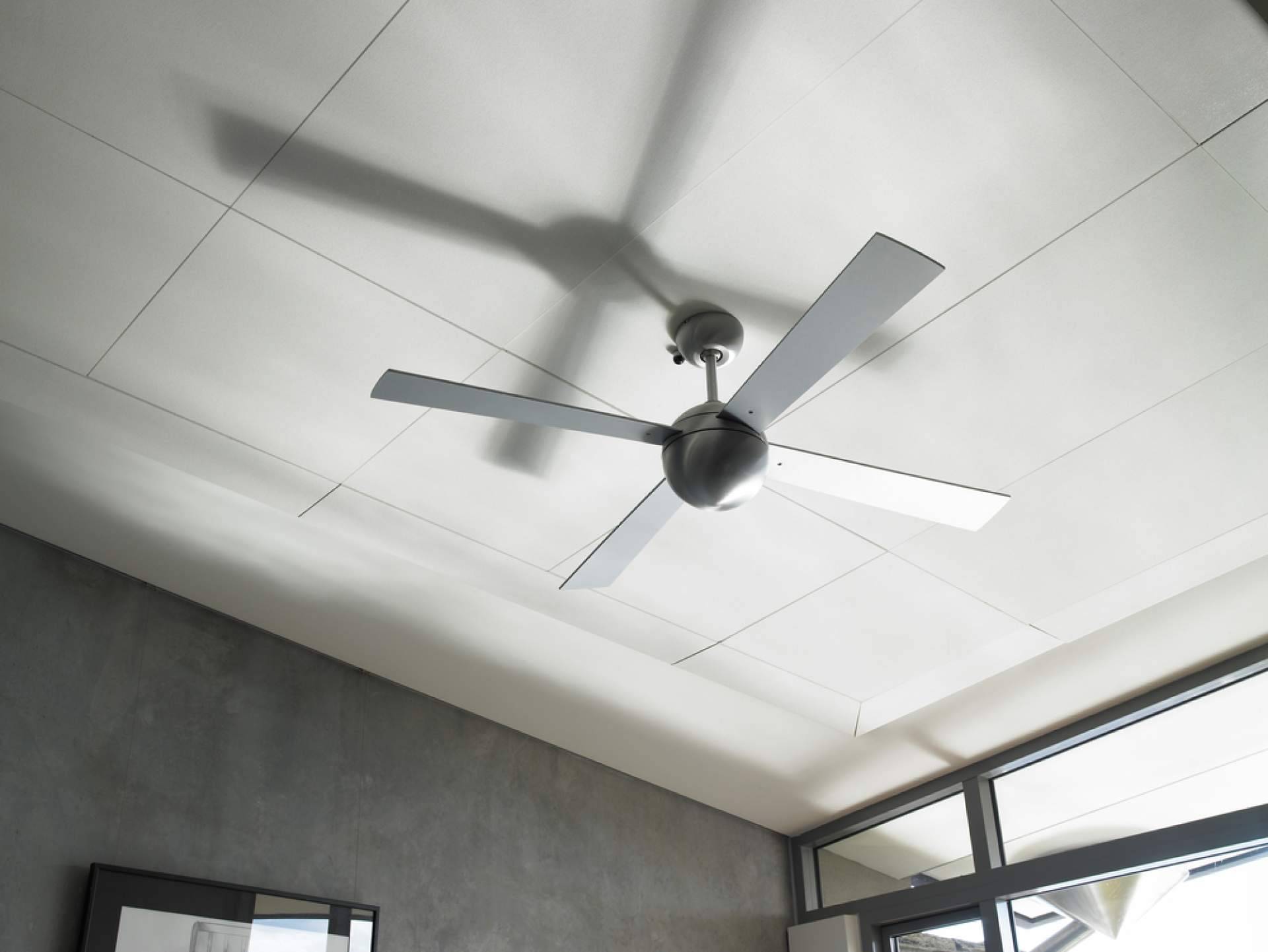 Refrescar la casa con ventiladores de techo es una solución económica ante el calor