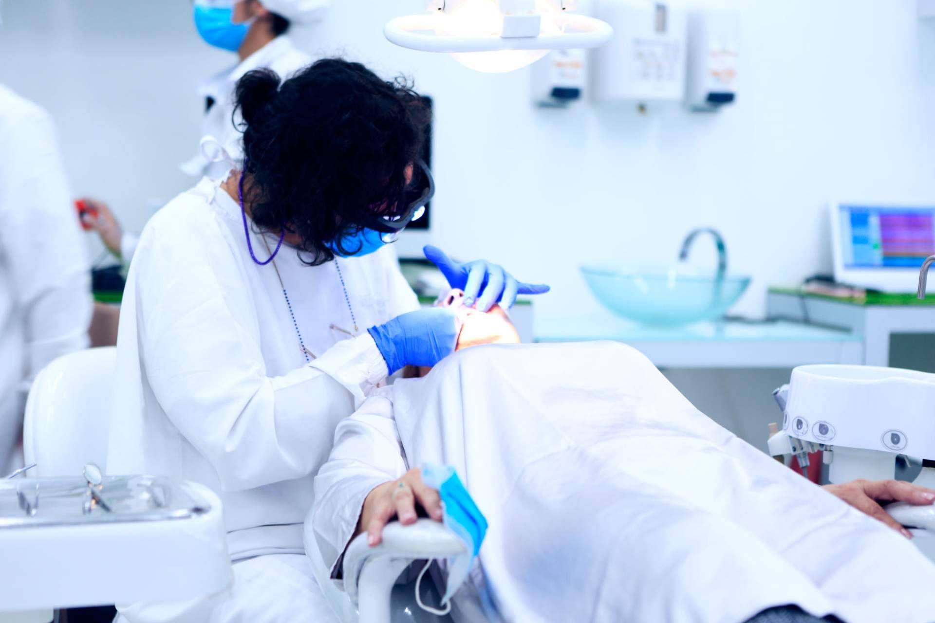 Diseño de sonrisa e implantes dentales en Odontología de Marlon Becerra