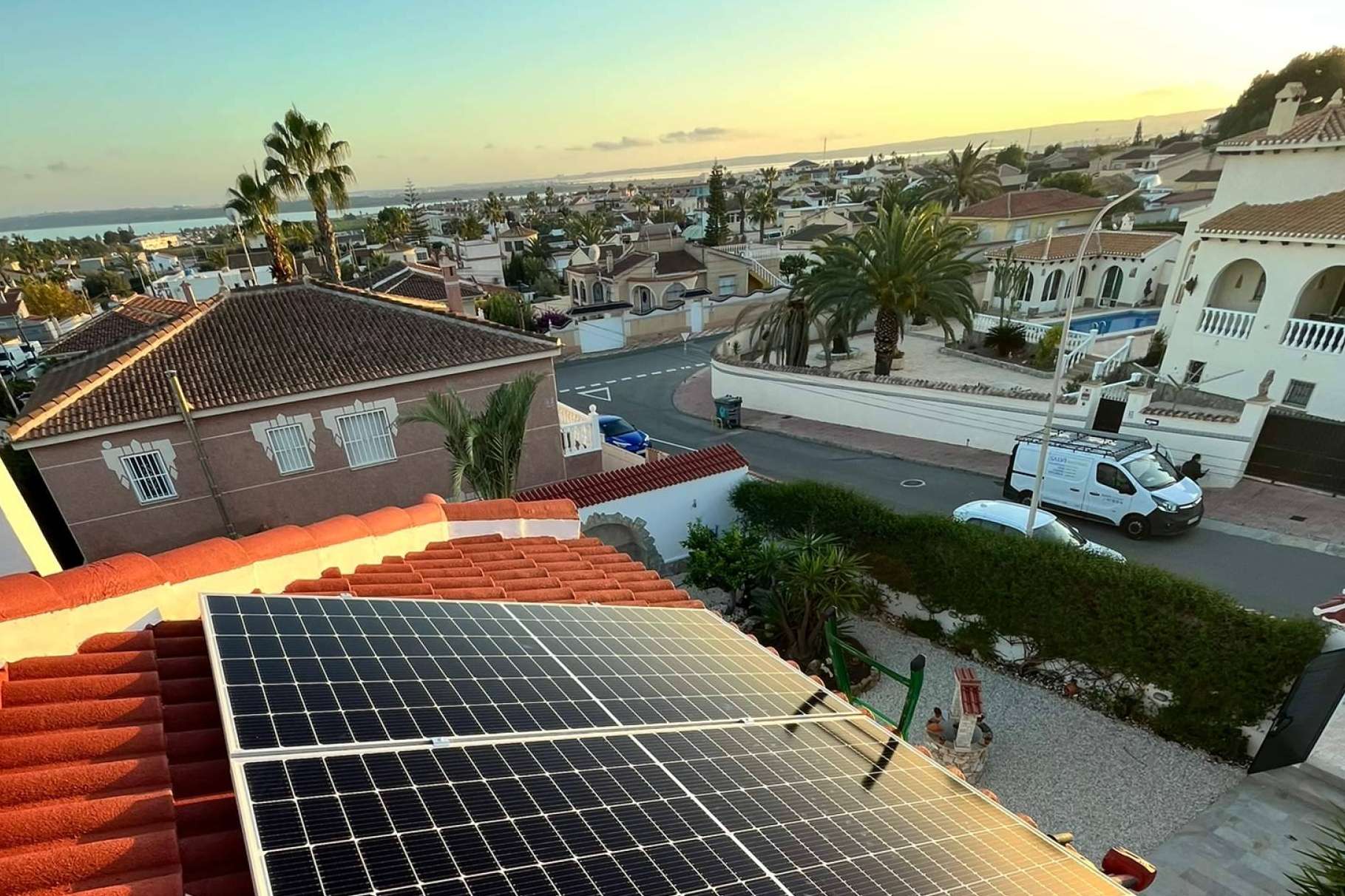 Subvenciones para placas solares, aerotermia y puntos de recarga en Murcia y Alicante, de la mano de Ingeniería Aplicada