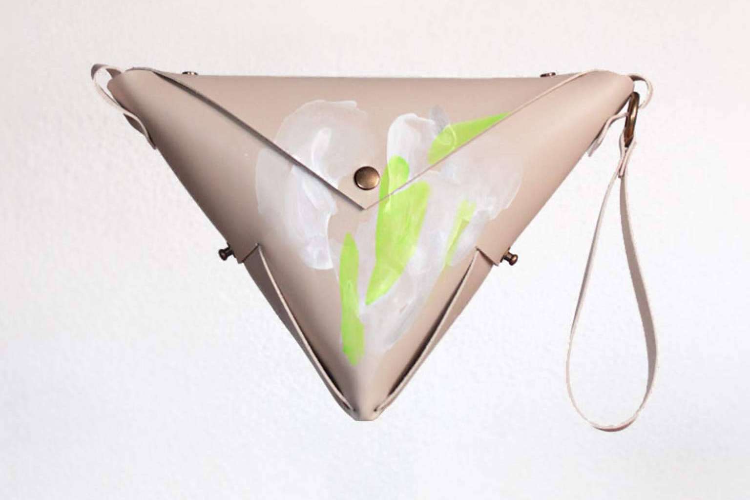 Araceli García; bolsos pintados a mano que combinan el arte y el diseño en una fusión única