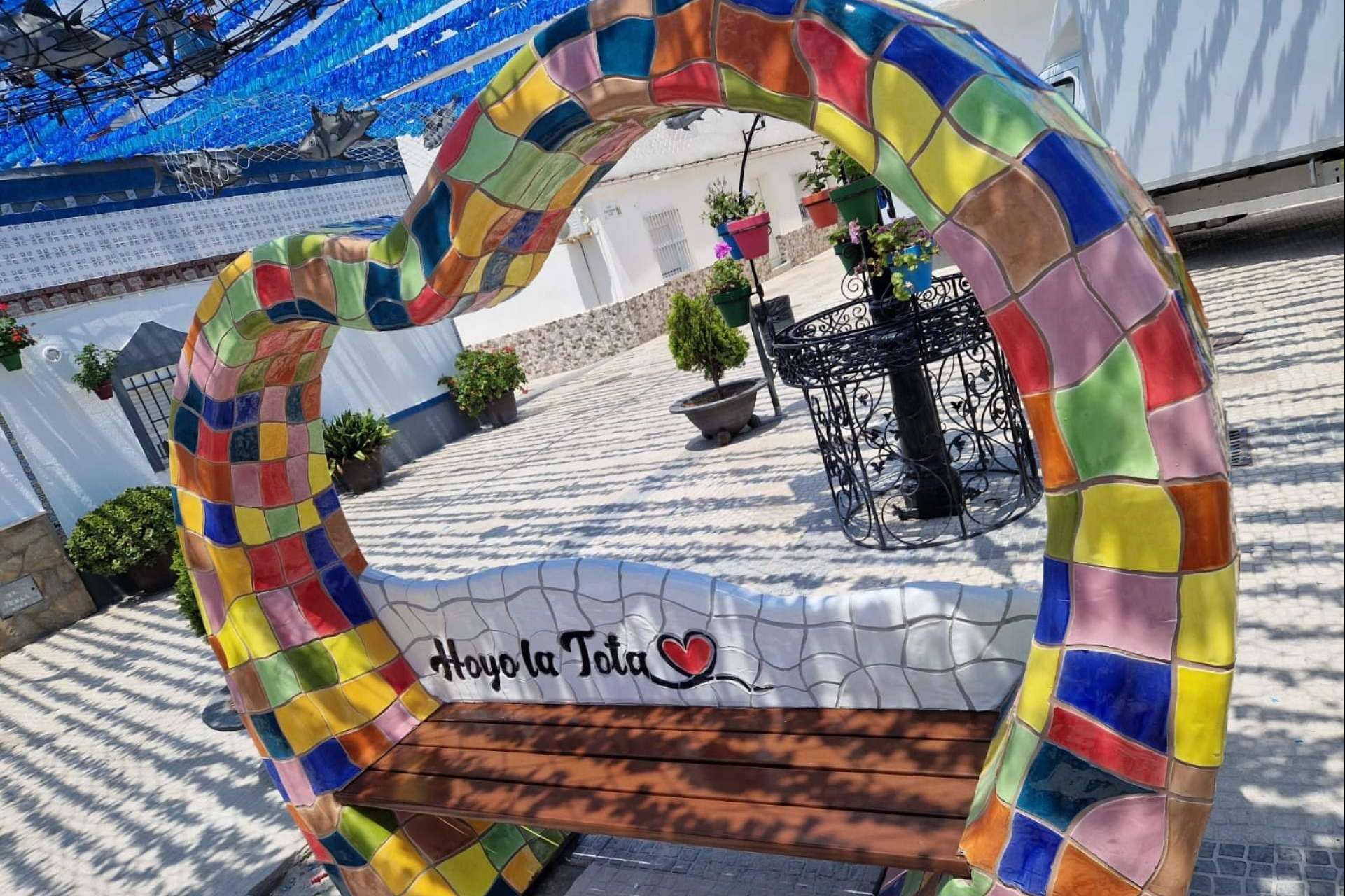 Con sus bancos temáticos modelo Corazón, MobuArteX ha llegado a las playas de Barbate