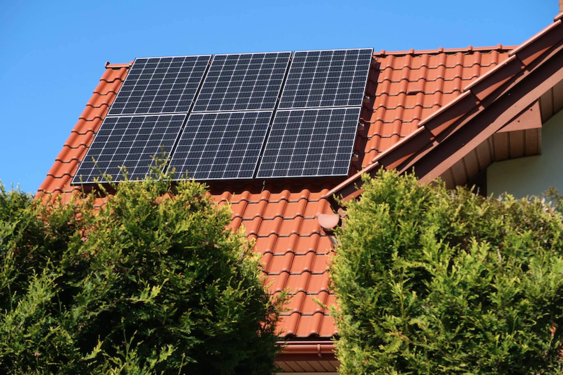 Beneficios de las placas solares, según la empresa especialista Acierta Eficiencia