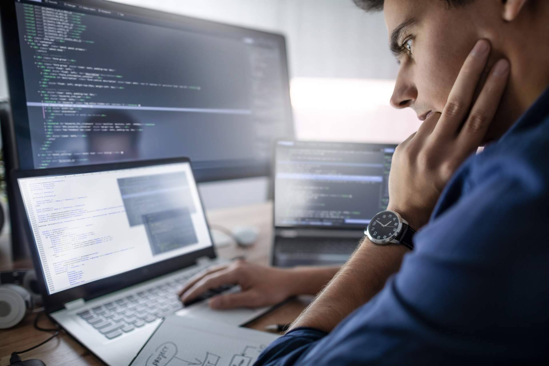 Cuáles son las principales diferencias entre desarrollo a medida y CMS