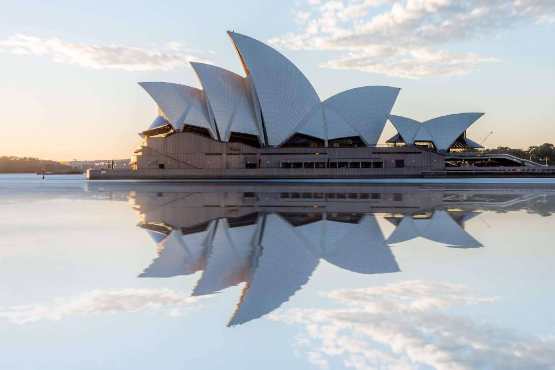 ¿Se gana más de camarera en Australia que de ingeniera en España?
