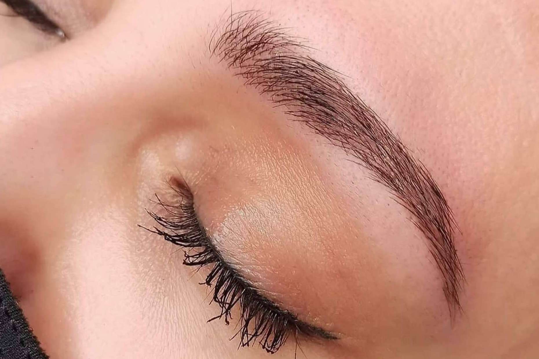 La técnica de maquillaje permanente para unas cejas pelo a pelo en Alicante, microblading de cejas