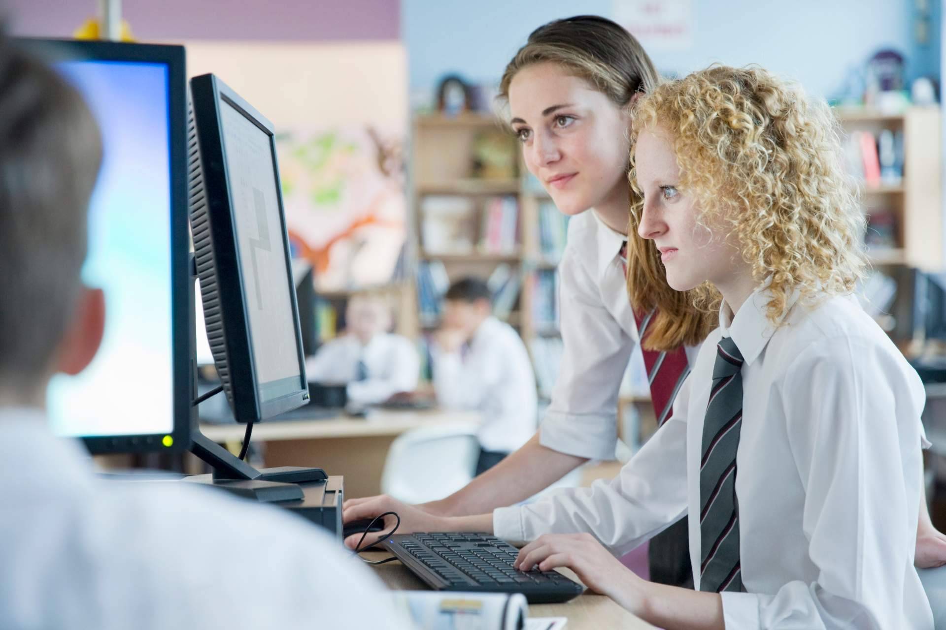 CertificadoElectronico.es habla de las ayudas para el inicio de curso escolar que se pueden solicitar con certificado digital,