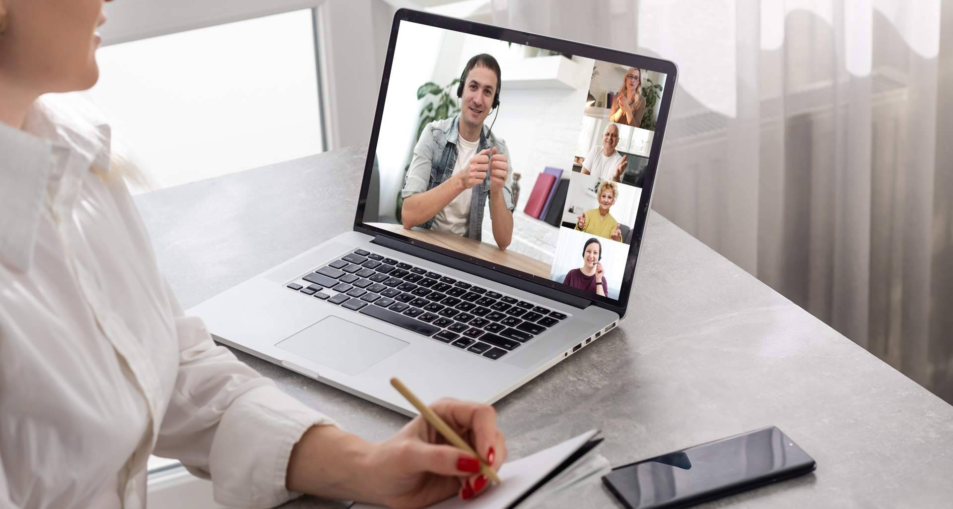 Aprendizaje en línea sin límites con Desarrollo Web Total y sus aulas virtuales personalizadas