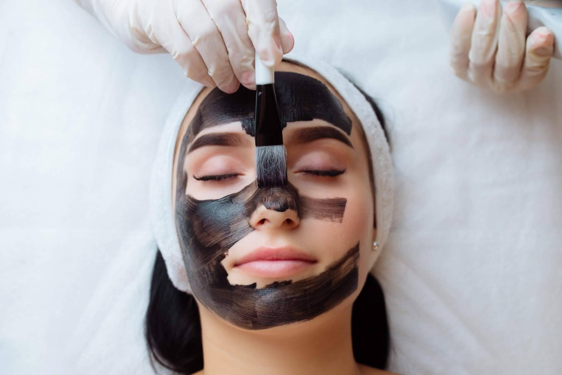 Las ventajas del carbon peel, con Crina Rus Beauty Center