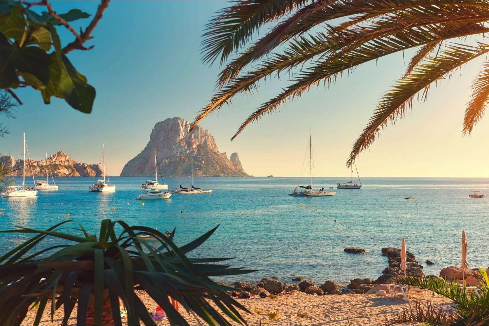 Ibiza en otoño; llegar a los distintos planes con Alpha VIP Transfer
