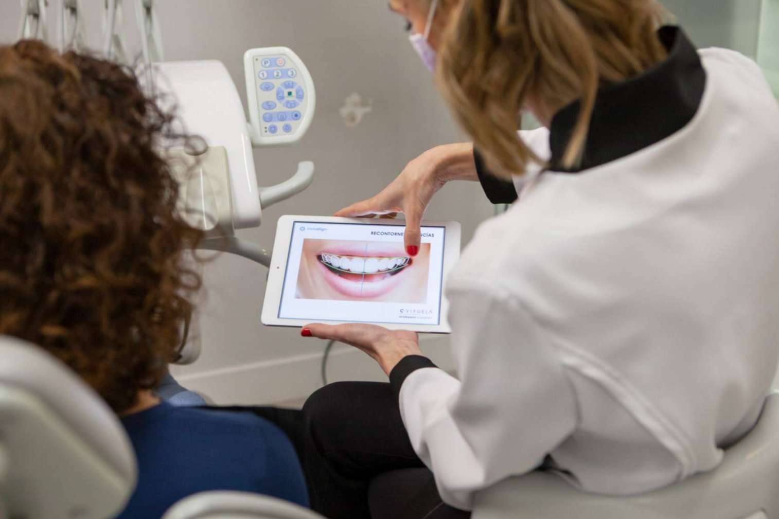CLÍNICA CRISTINA VIYUELA + CO se especializa en la aplicación de carillas dentales