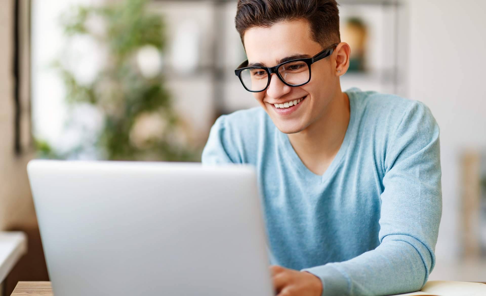 ¿Cómo compaginar estudios y trabajo? Con ApruebaTodo es posible