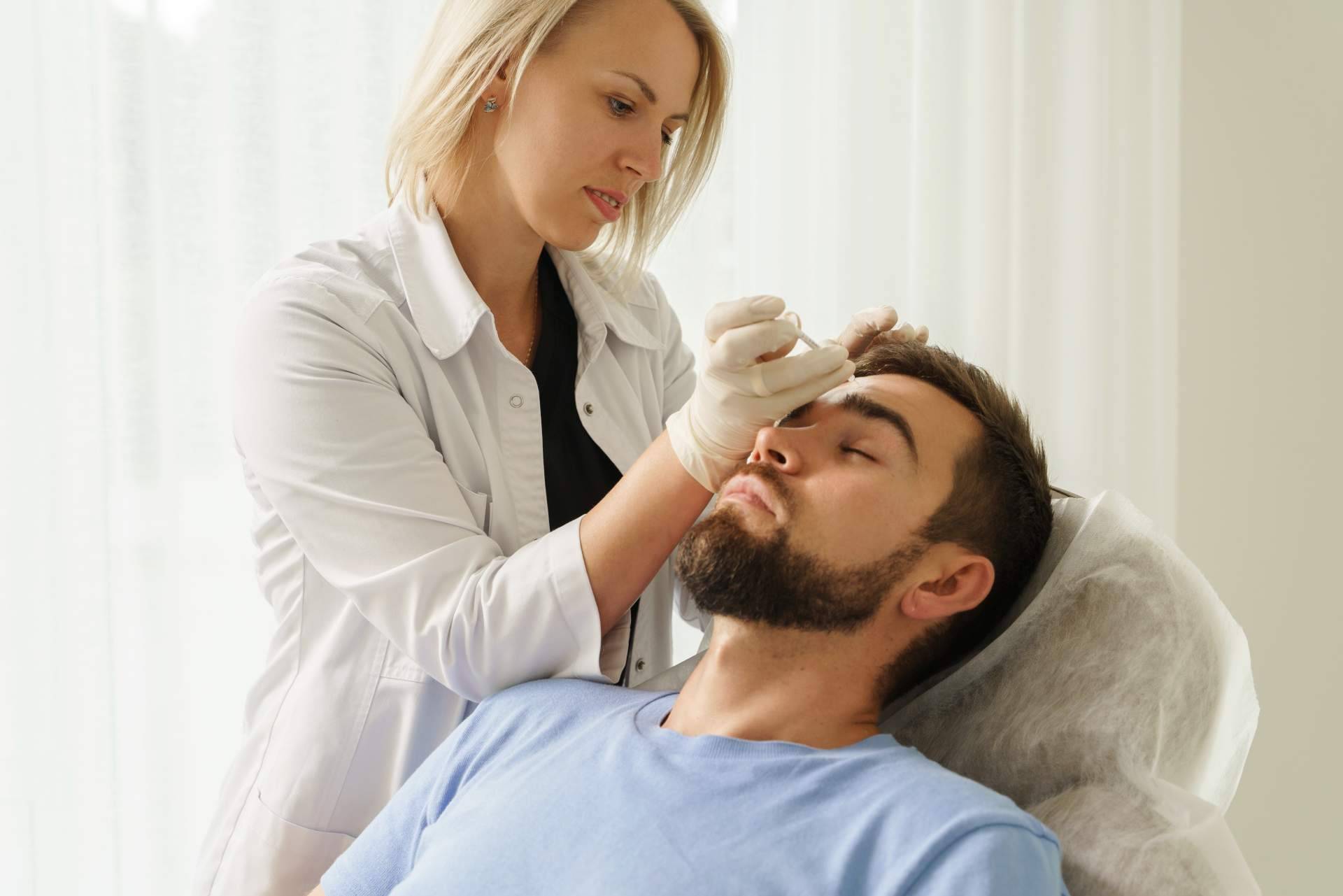 Uno de los tratamientos más buscados por los hombres en Alluring Clinic es la masculinización de rostro con ácido hialurónico