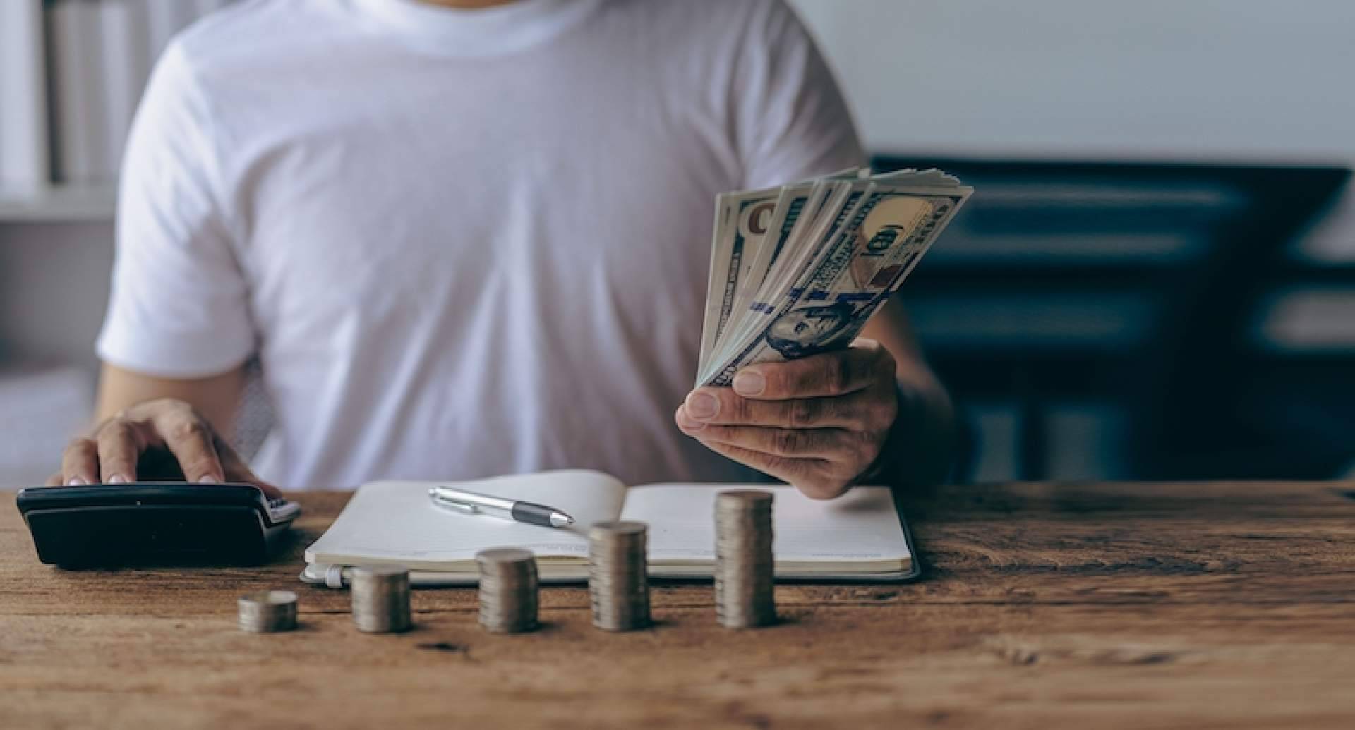¿Cómo la tecnología puede aumentar el acceso a los servicios de educación financiera?