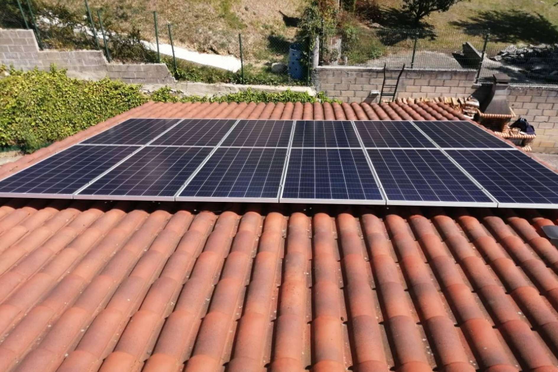 Biocay Energy recomienda instalar paneles solares en una industria o vivienda