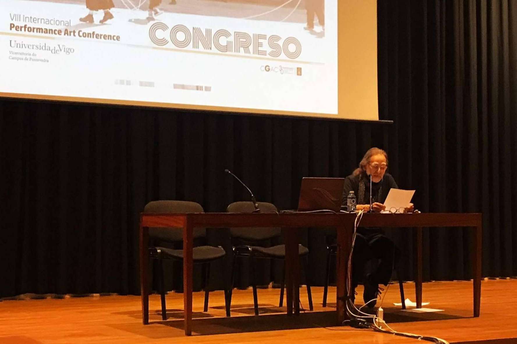 El VIII congreso internacional 'Fugas e Interferencias' en Vigo ha contado con performance 'Chickens Eating Peace'